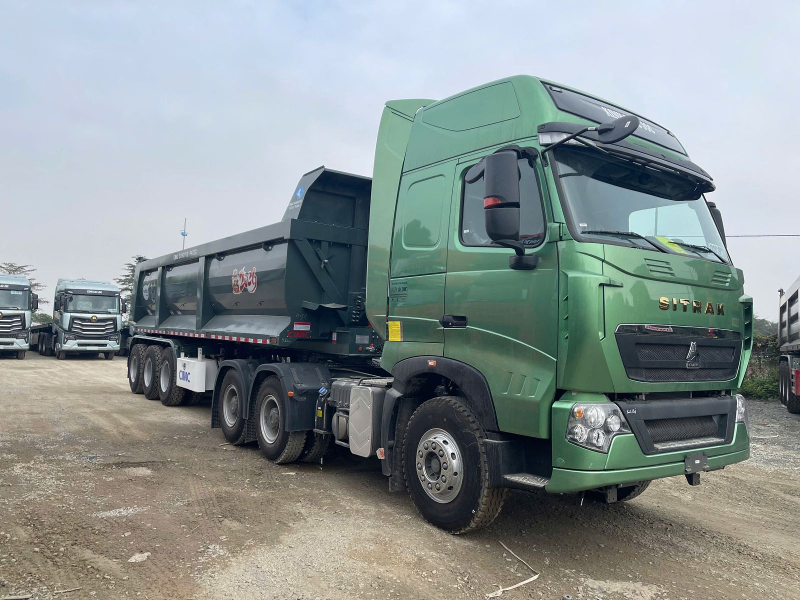 Xe đầu kéo Howo kéo móc ben Yunli