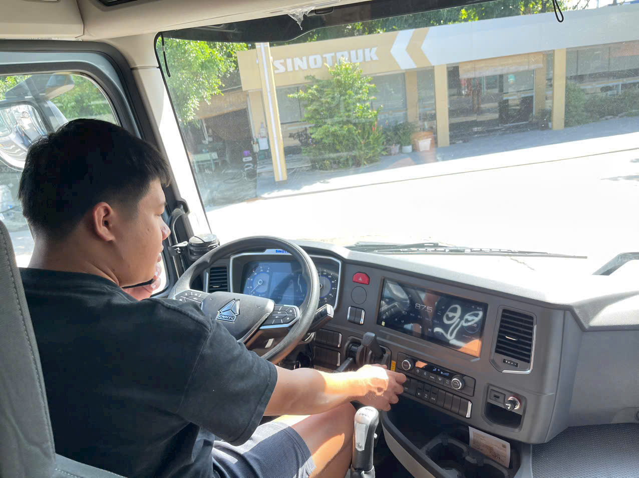 Nội thất Xe đầu kéo Howo Max 460HP Cầu dầu